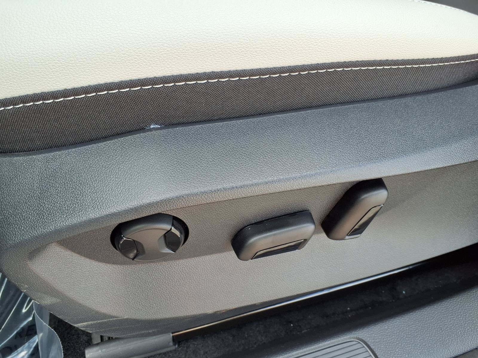 New 2026 Volkswagen Taos SE FWD image 6