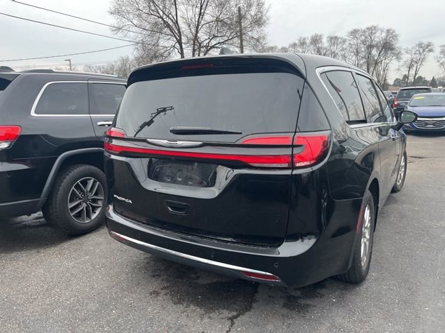 Used 2025 Chrysler Pacifica Select image 6
