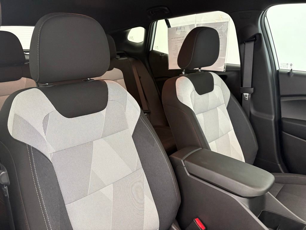 Certified 2025 Chevrolet Trax RS FWD image 34