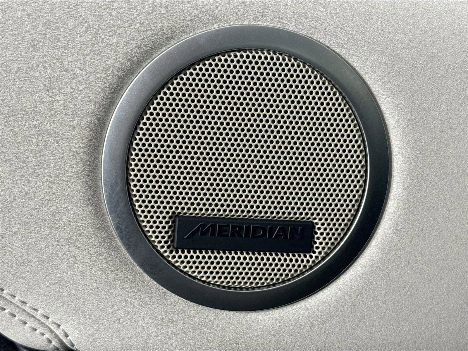 Used 2024 Land Rover Discovery S image 31