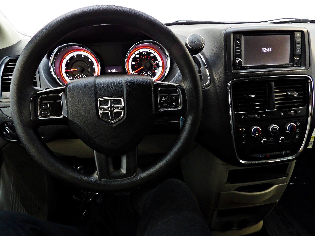 Used 2018 Dodge Grand Caravan SE FWD image 16