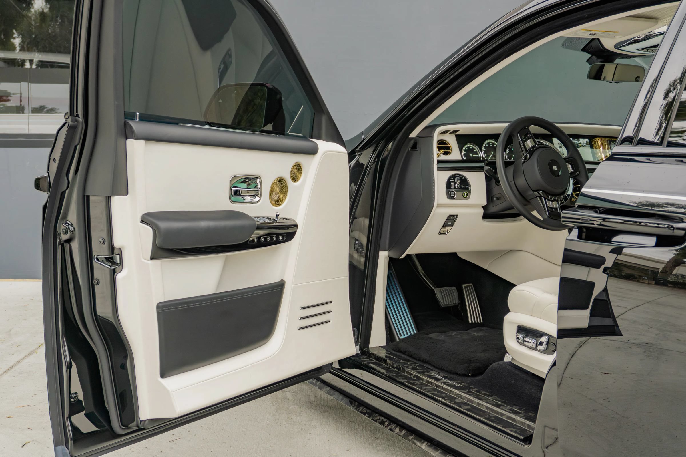 Used 2024 Rolls-Royce Phantom Sedan RWD image 93