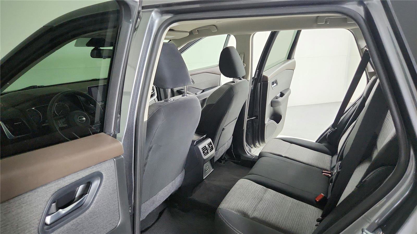 Used 2023 Nissan Rogue SV FWD image 16