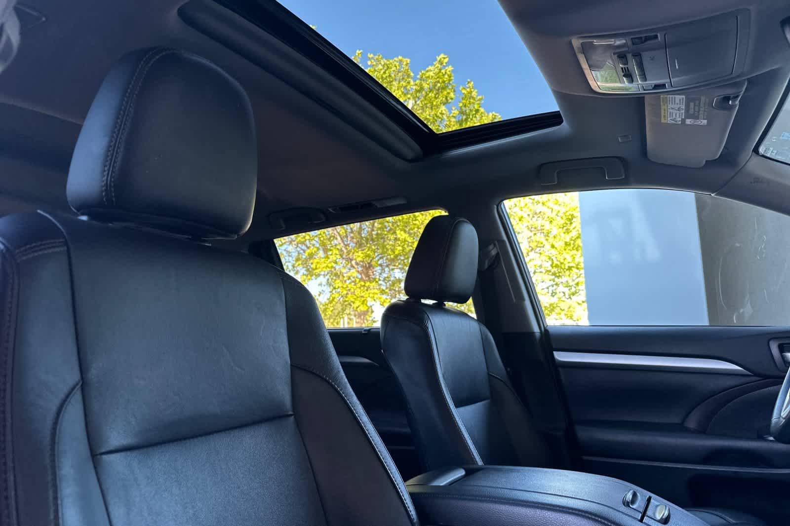 Used 2019 Toyota Highlander XLE AWD/4WD image 19
