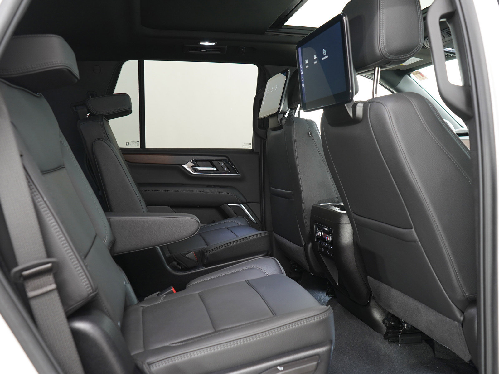 Used 2025 GMC Yukon Denali w/ Denali Reserve Package AWD/4WD image 15