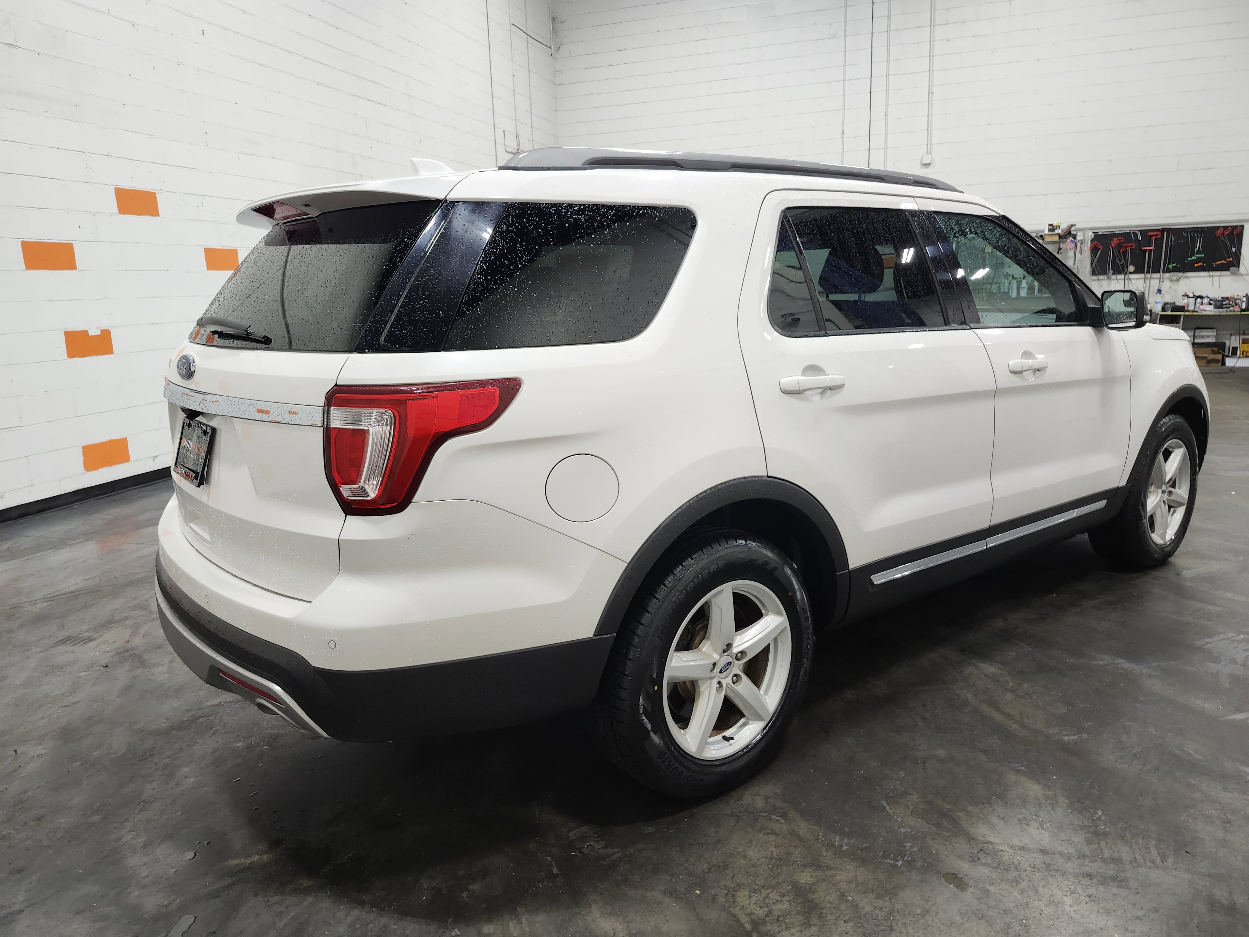Used 2017 Ford Explorer XLT w/ Equipment Group 202A FWD image 15
