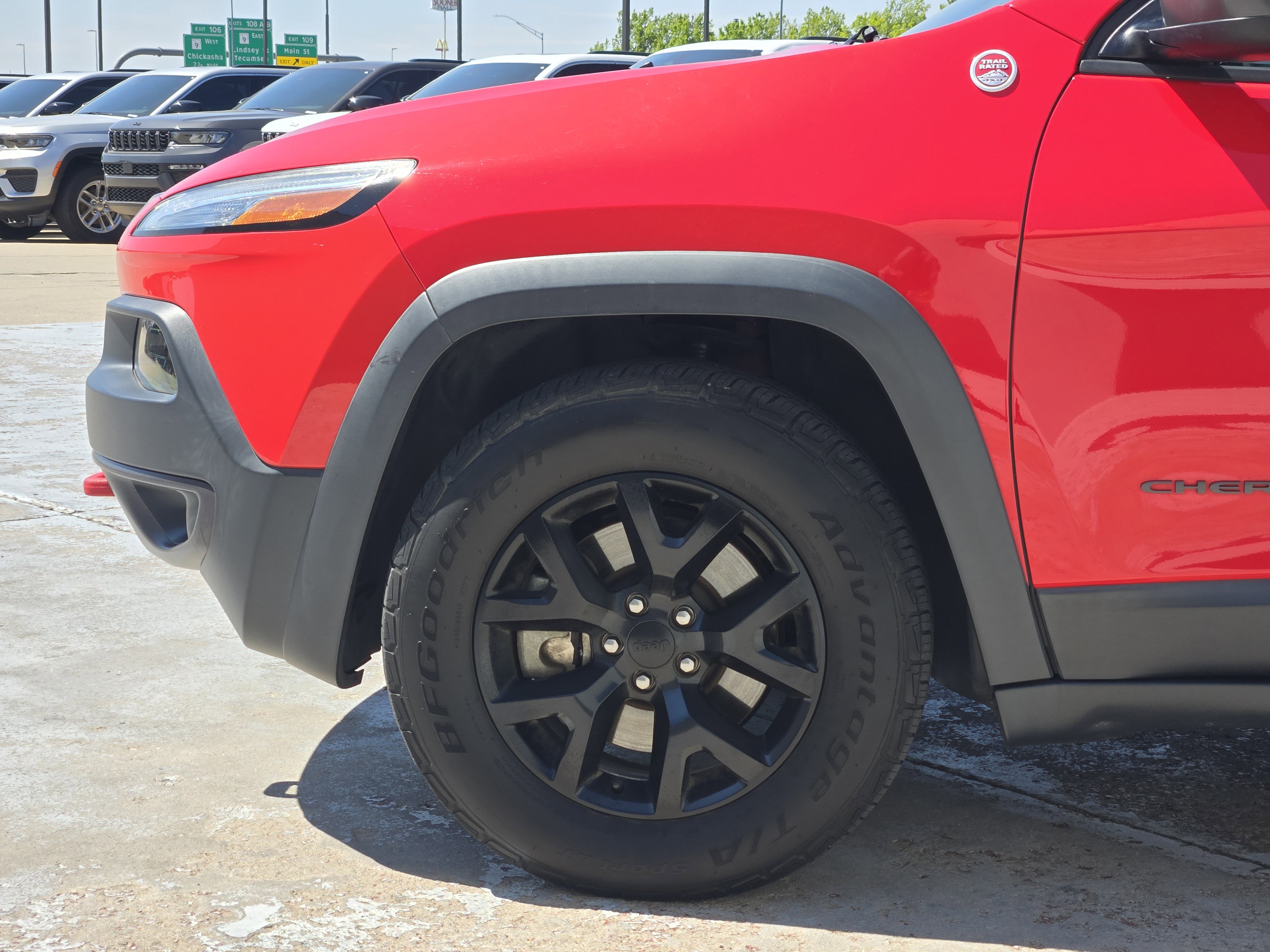 Used 2017 Jeep Cherokee Trailhawk AWD/4WD image 8