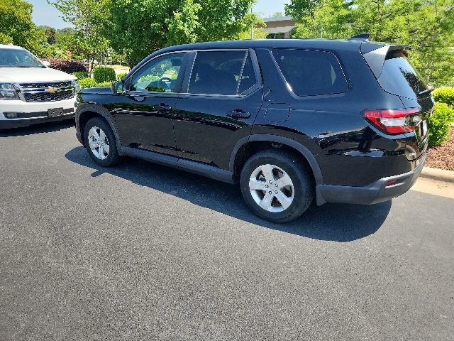 Used 2023 Honda Pilot LX image 3