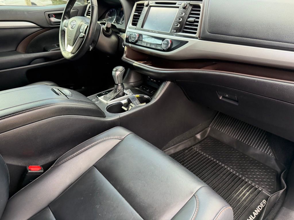 Used 2019 Toyota Highlander XLE image 12