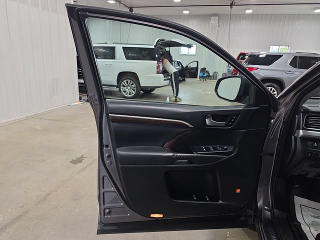 Used 2015 Toyota Highlander Limited AWD/4WD image 25