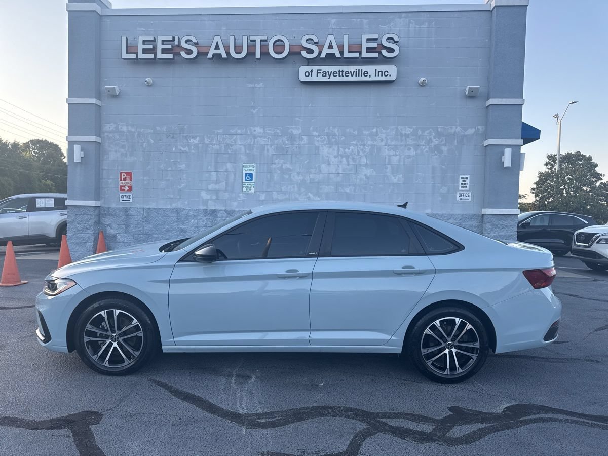 Used 2025 Volkswagen Jetta Sport FWD image 4