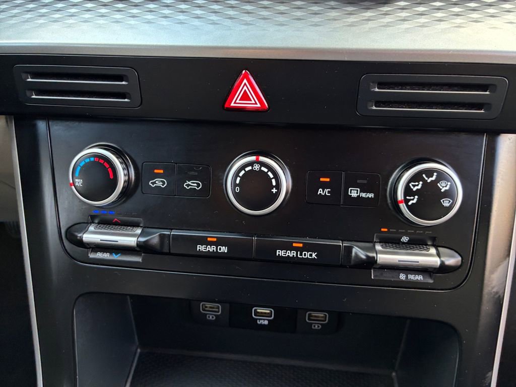 Used 2024 Kia Carnival LX image 4