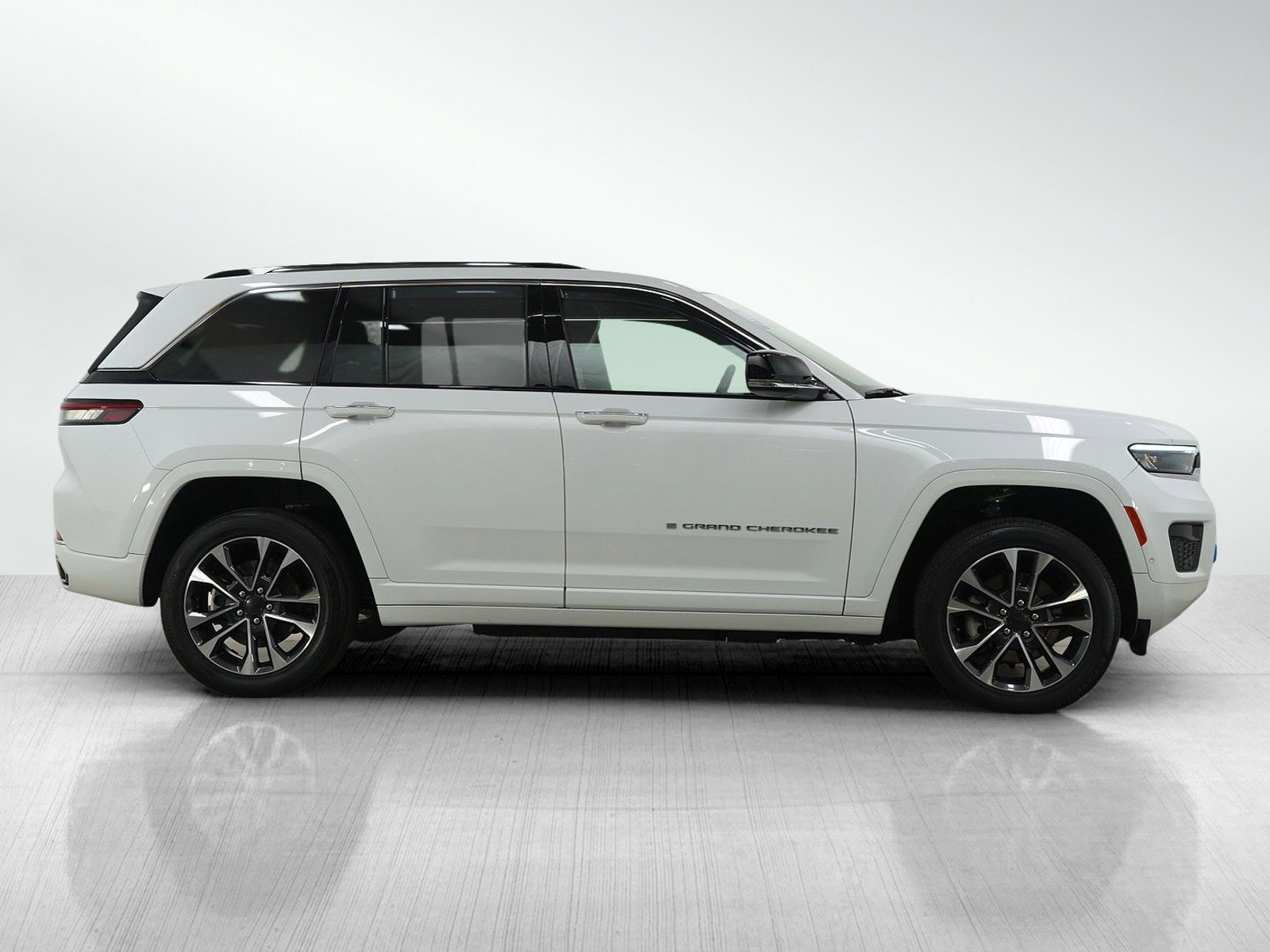 Used 2023 Jeep Grand Cherokee Overland image 6