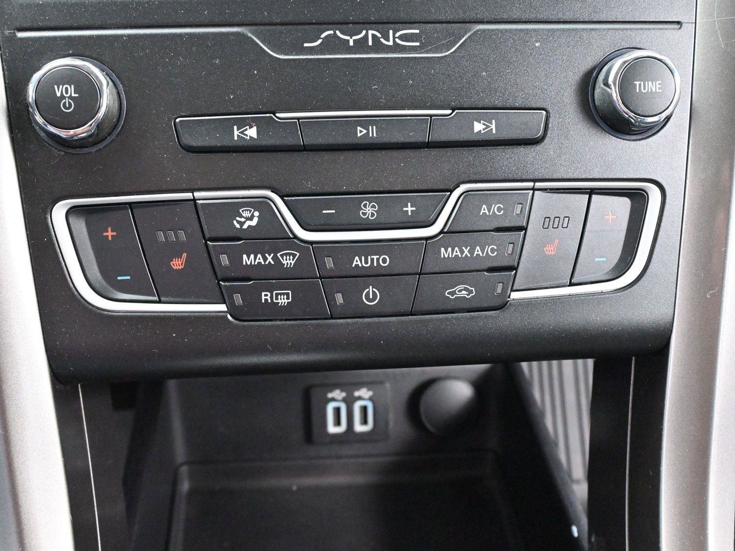 Used 2020 Ford Fusion SE image 24