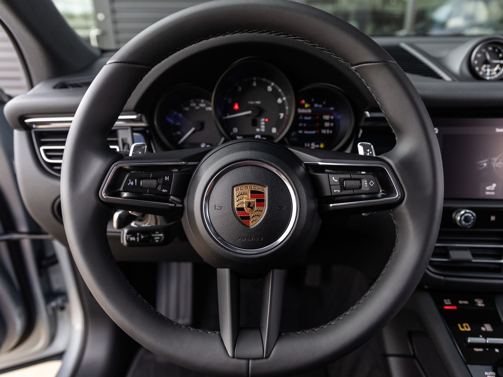 Certified 2026 Porsche Macan AWD/4WD image 30