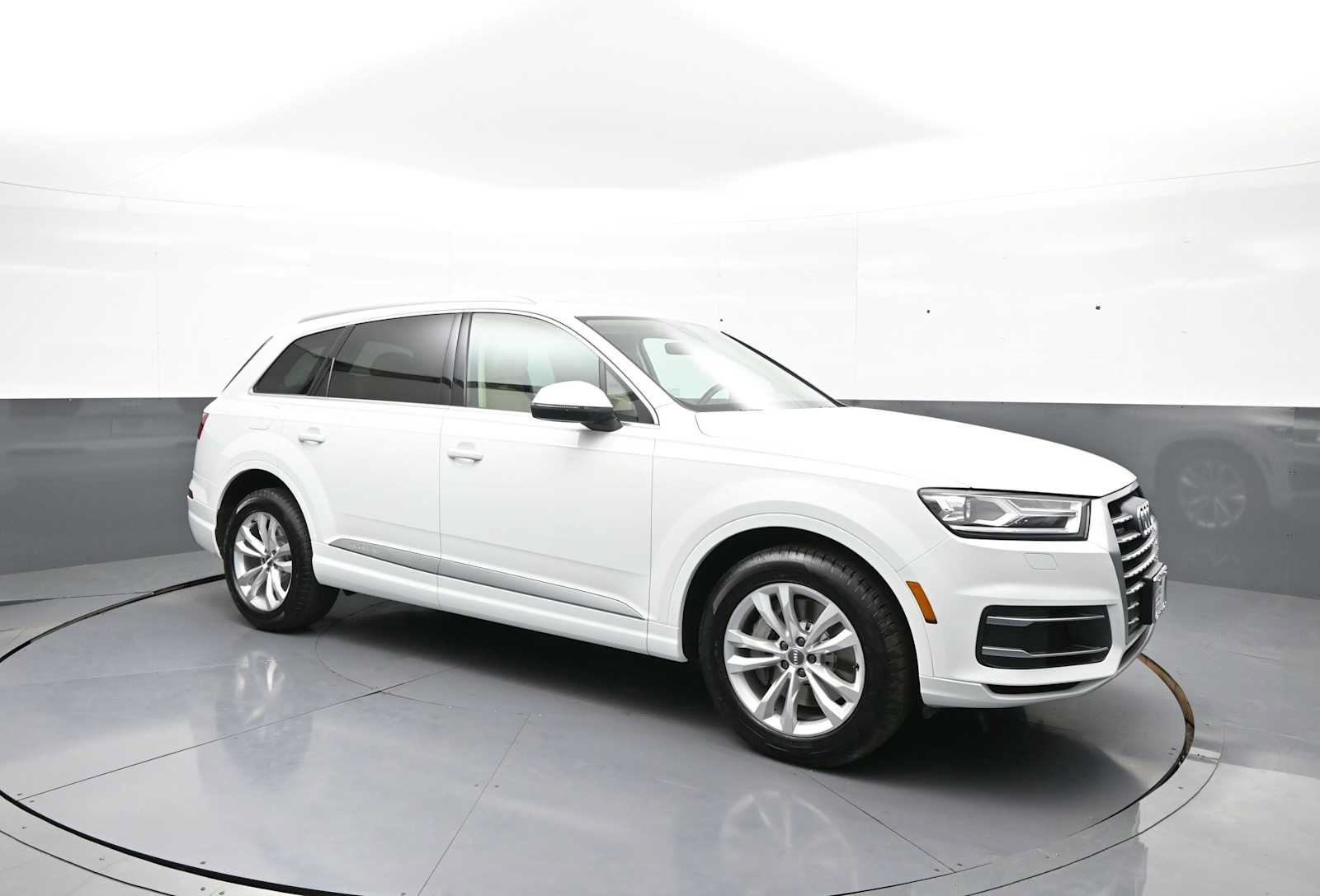 Used 2019 Audi Q7 3.0T Premium w/ Convenience Package AWD/4WD image 3