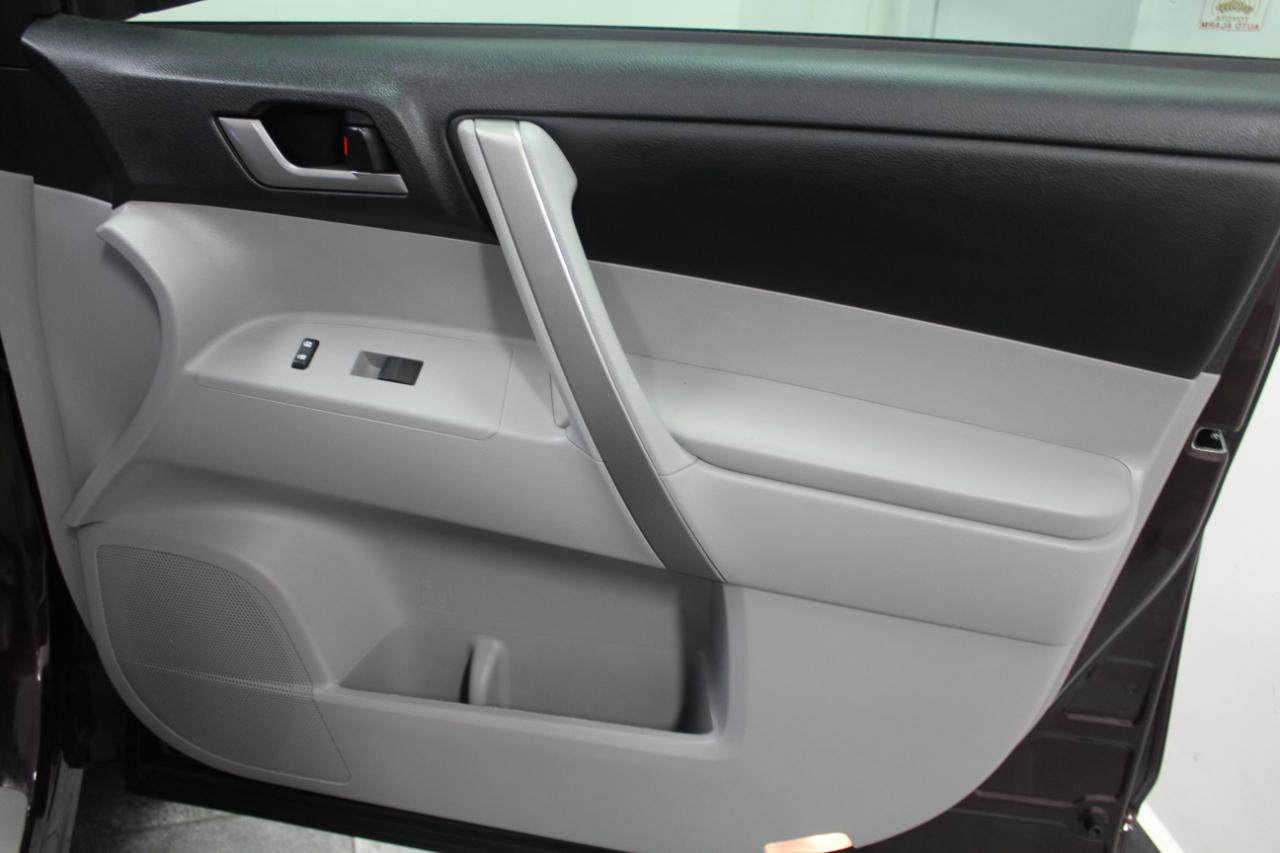 Used 2013 Toyota Highlander SE FWD image 25