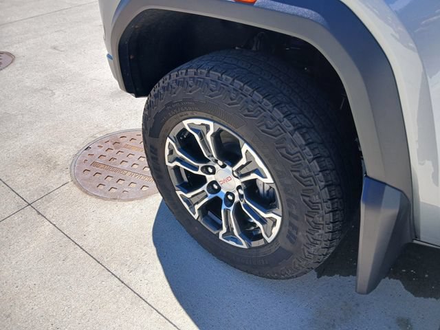 Certified 2024 GMC Canyon AT4 w/ AT4 Premium Package AWD/4WD image 33