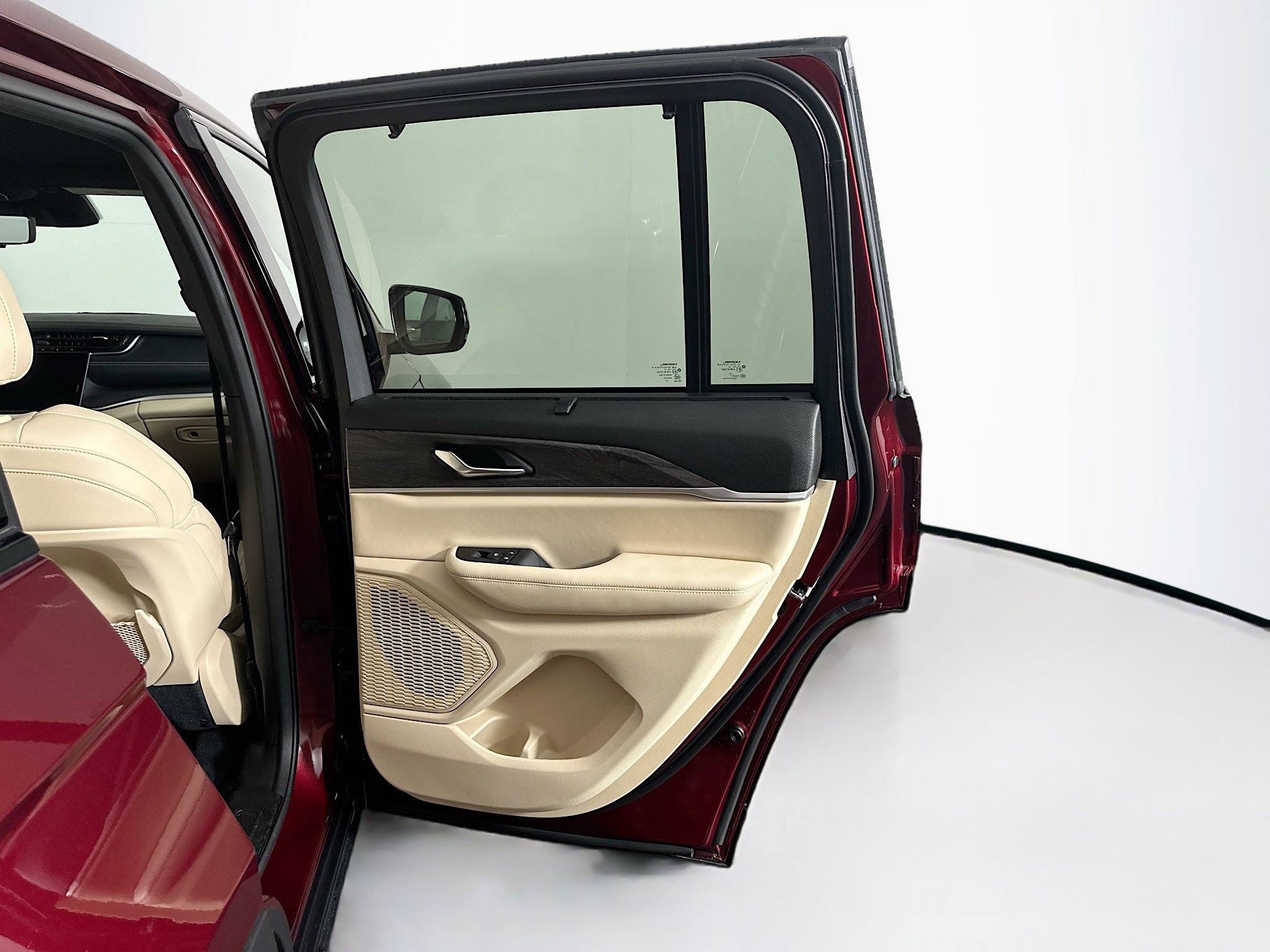 Used 2023 Jeep Grand Cherokee Limited w/ Luxury Tech Group II RWD image 30