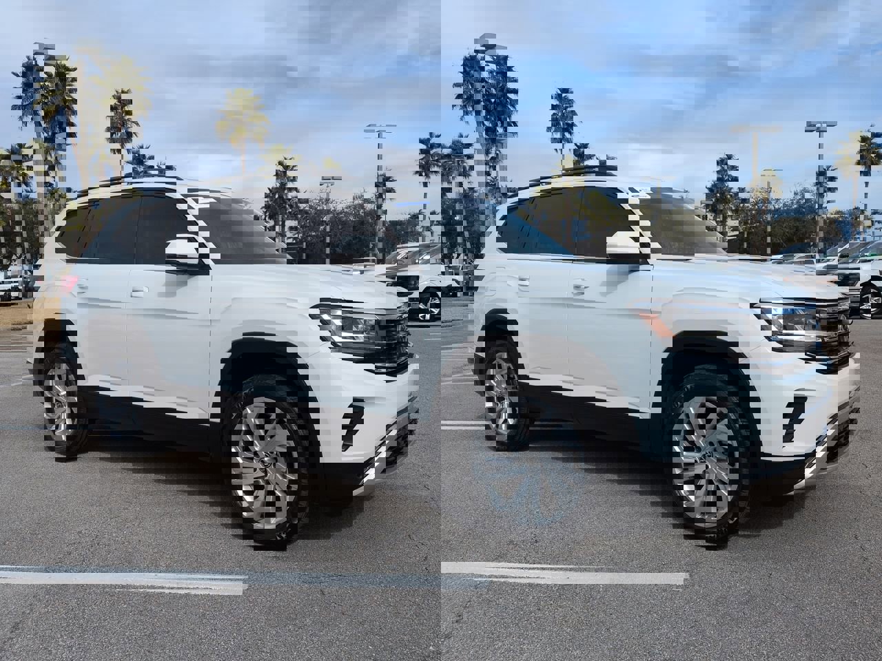 Used 2023 Volkswagen Atlas SE w/ Panoramic Sunroof Package image 2