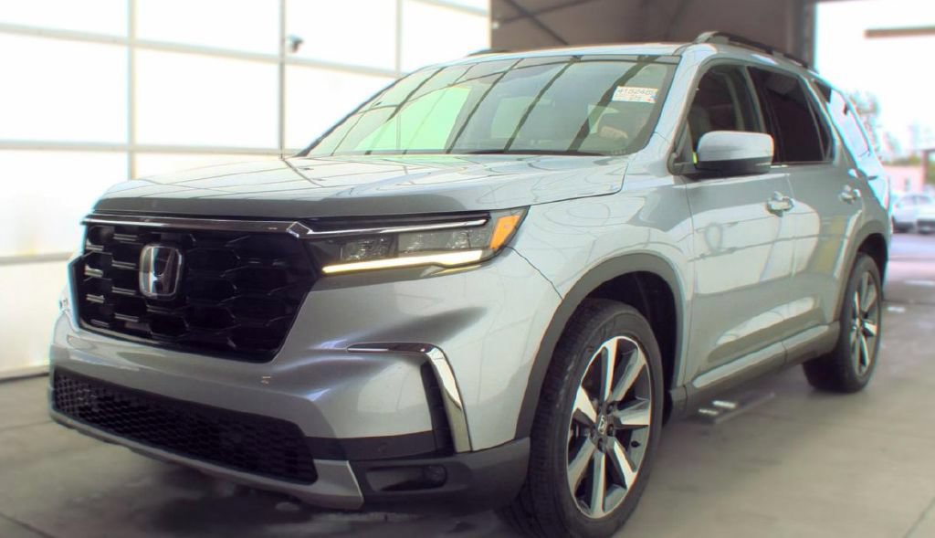 Used 2023 Honda Pilot Touring image 1