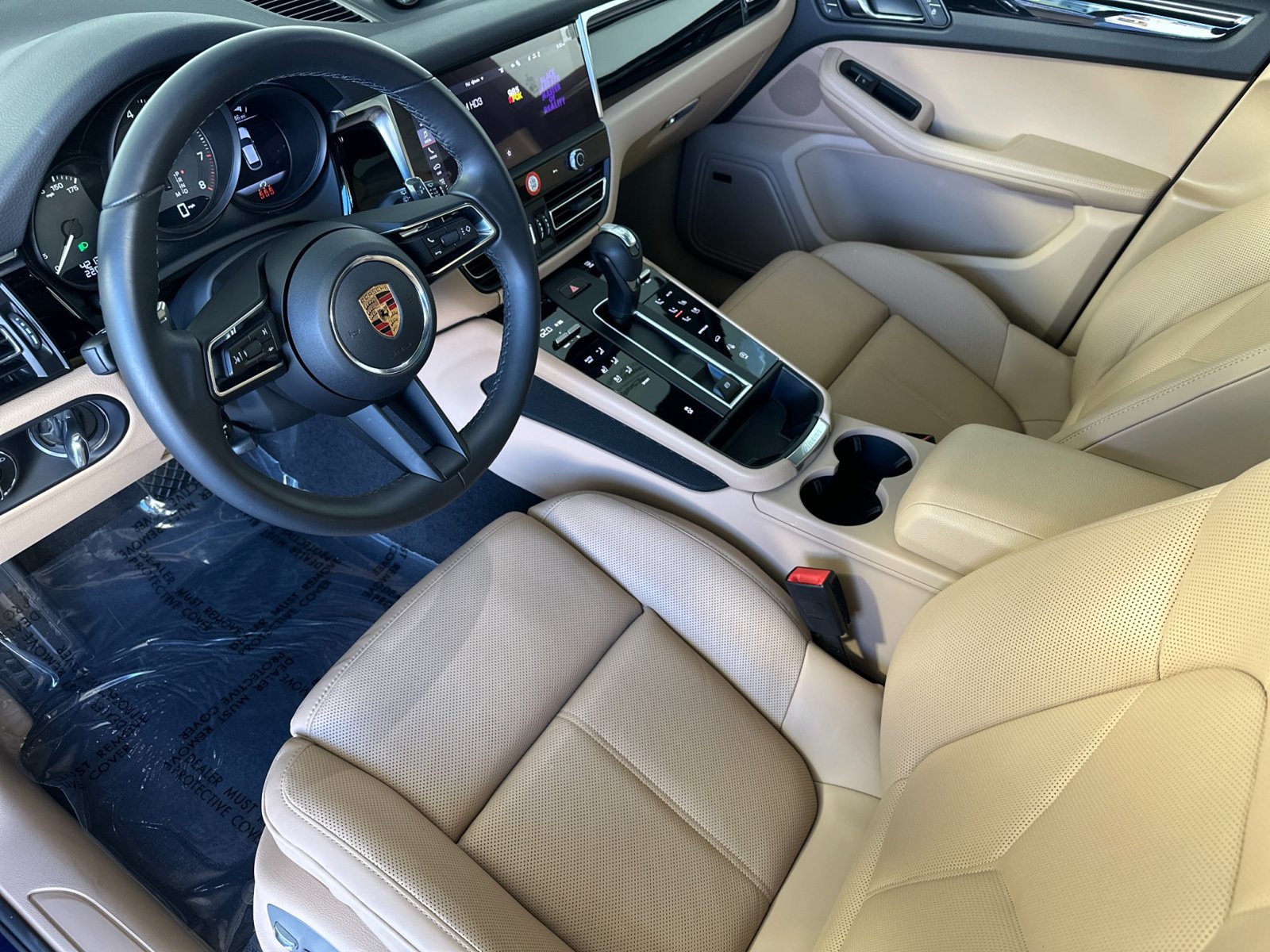 Certified 2026 Porsche Macan AWD/4WD image 4