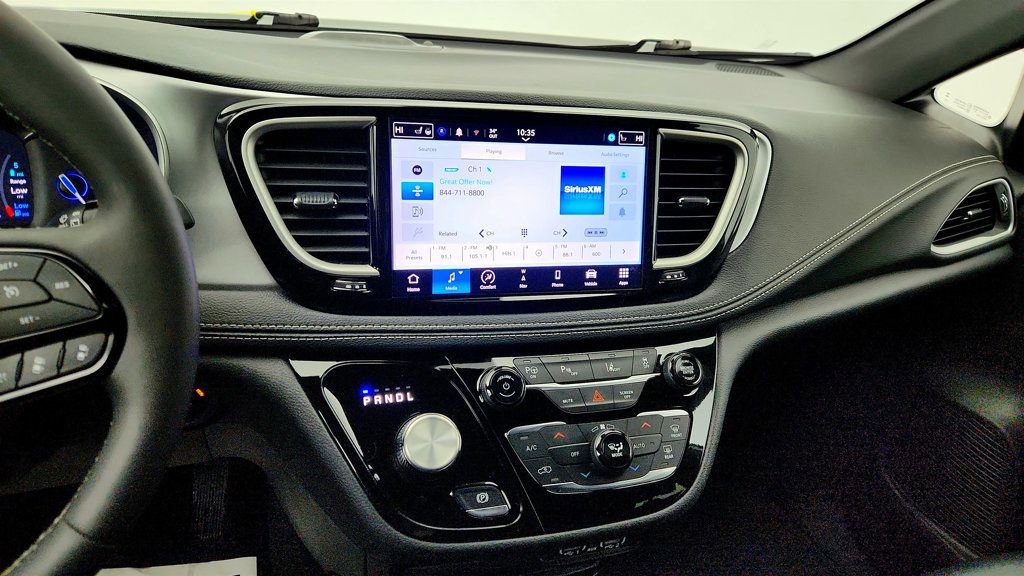 Used 2024 Chrysler Pacifica Limited FWD image 17