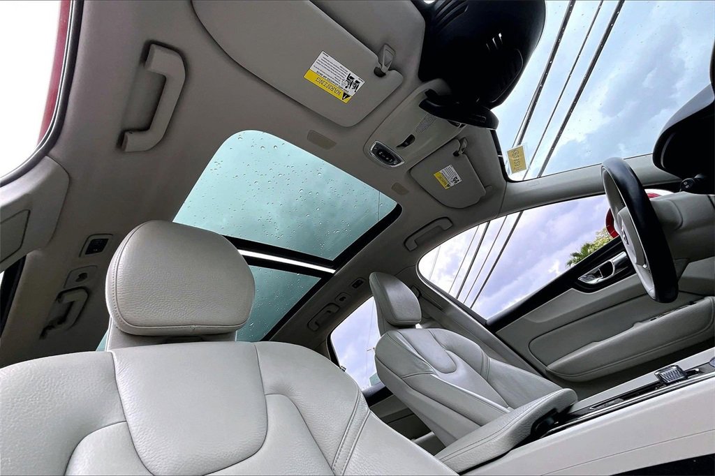 Used 2019 Volvo XC60 T5 Momentum w/ Premium Package image 17