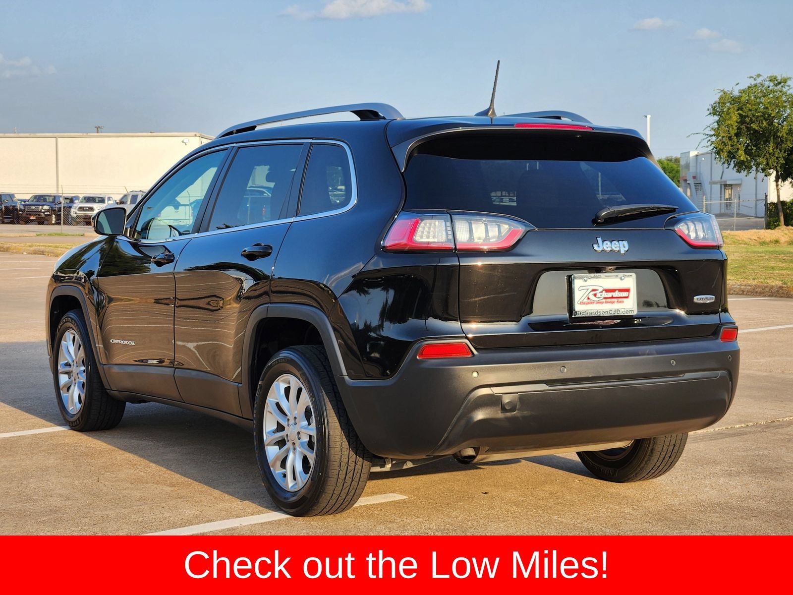 Used 2019 Jeep Cherokee Latitude w/ Popular Appearance Group FWD image 4