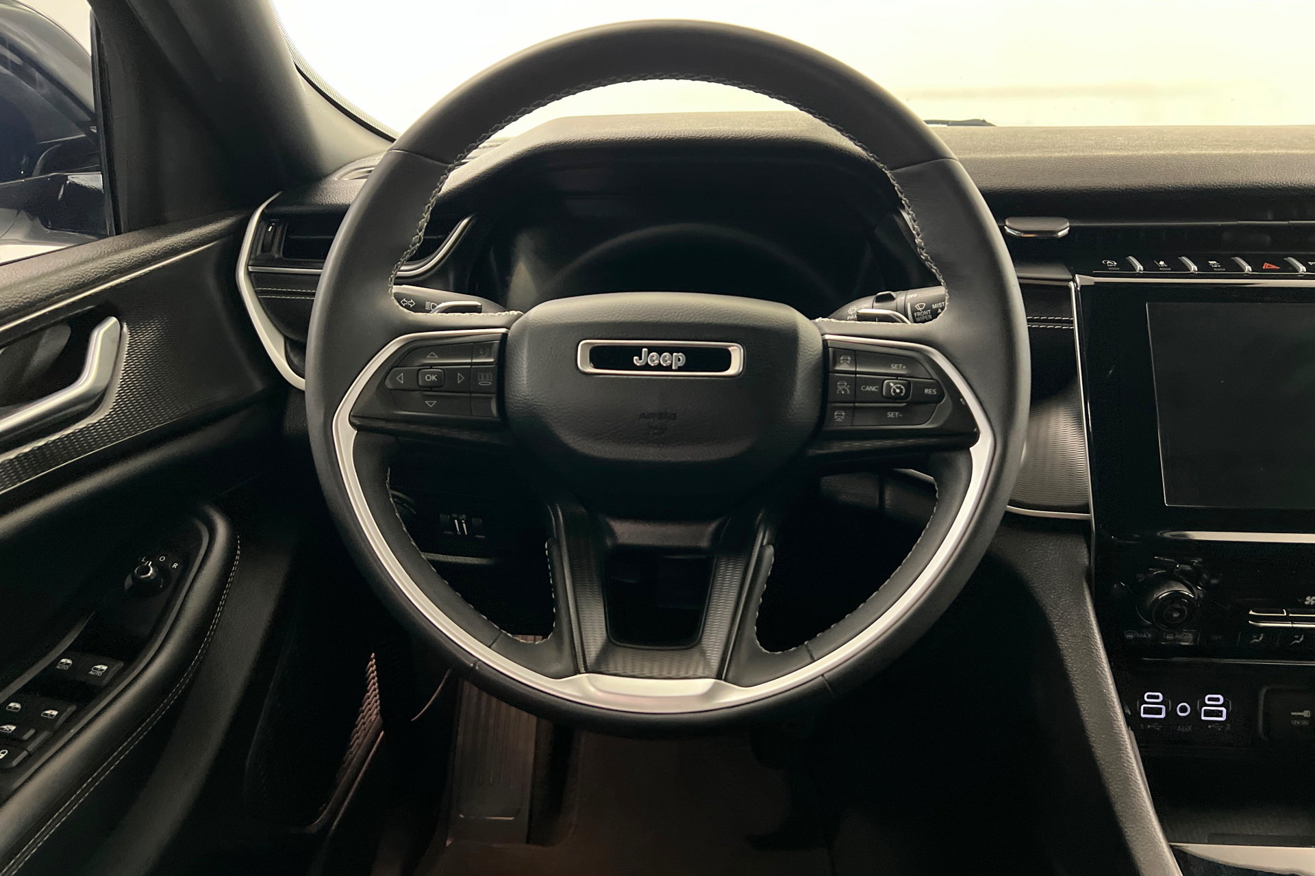 Certified 2024 Jeep Grand Cherokee L Laredo AWD/4WD image 12