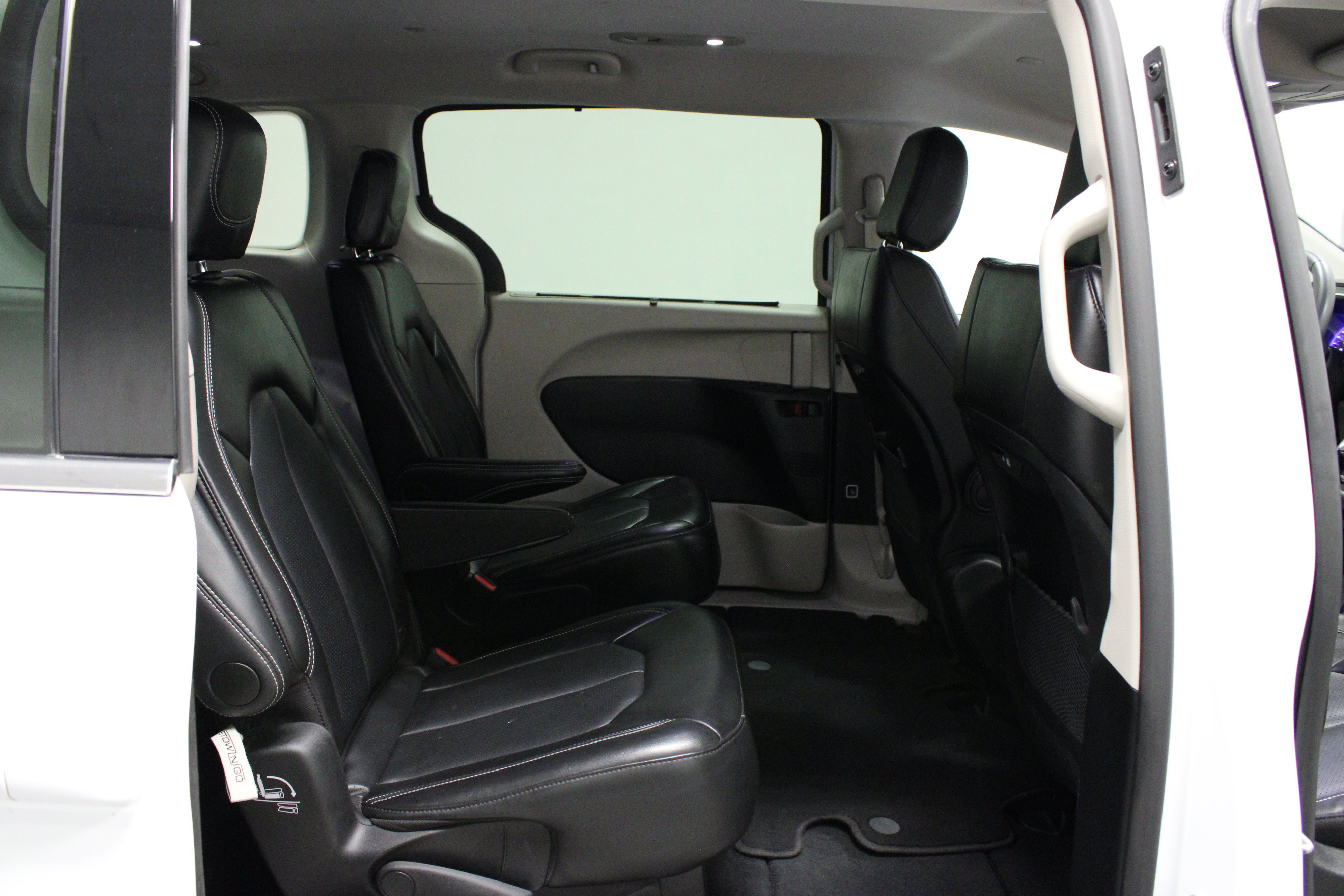 Used 2024 Chrysler Pacifica Touring-L FWD image 16