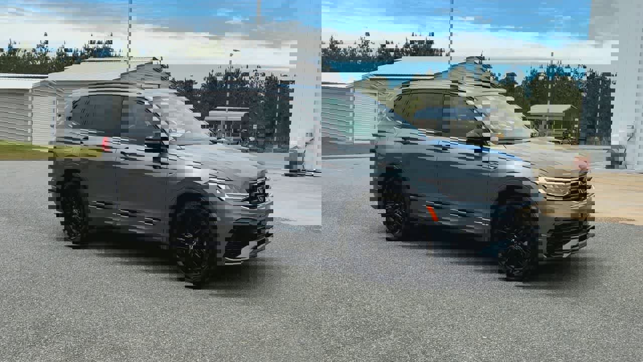 Used 2022 Volkswagen Tiguan SE R-Line image 2