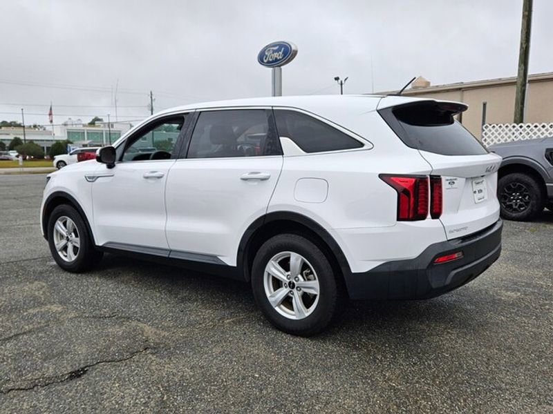 Used 2023 Kia Sorento LX image 11