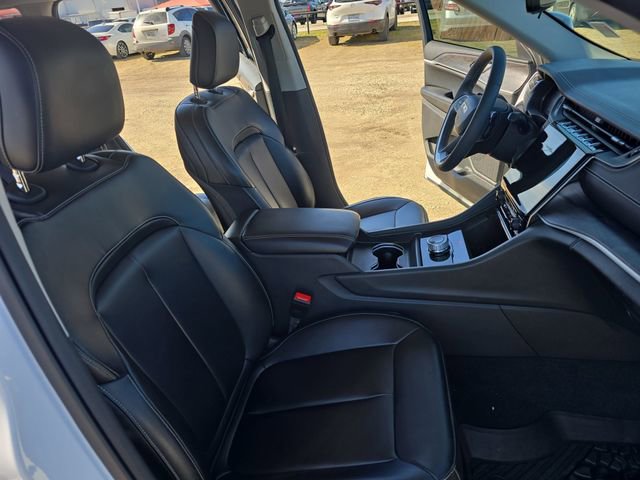 Used 2024 Jeep Grand Cherokee Limited w/ Black Appearance Package image 10