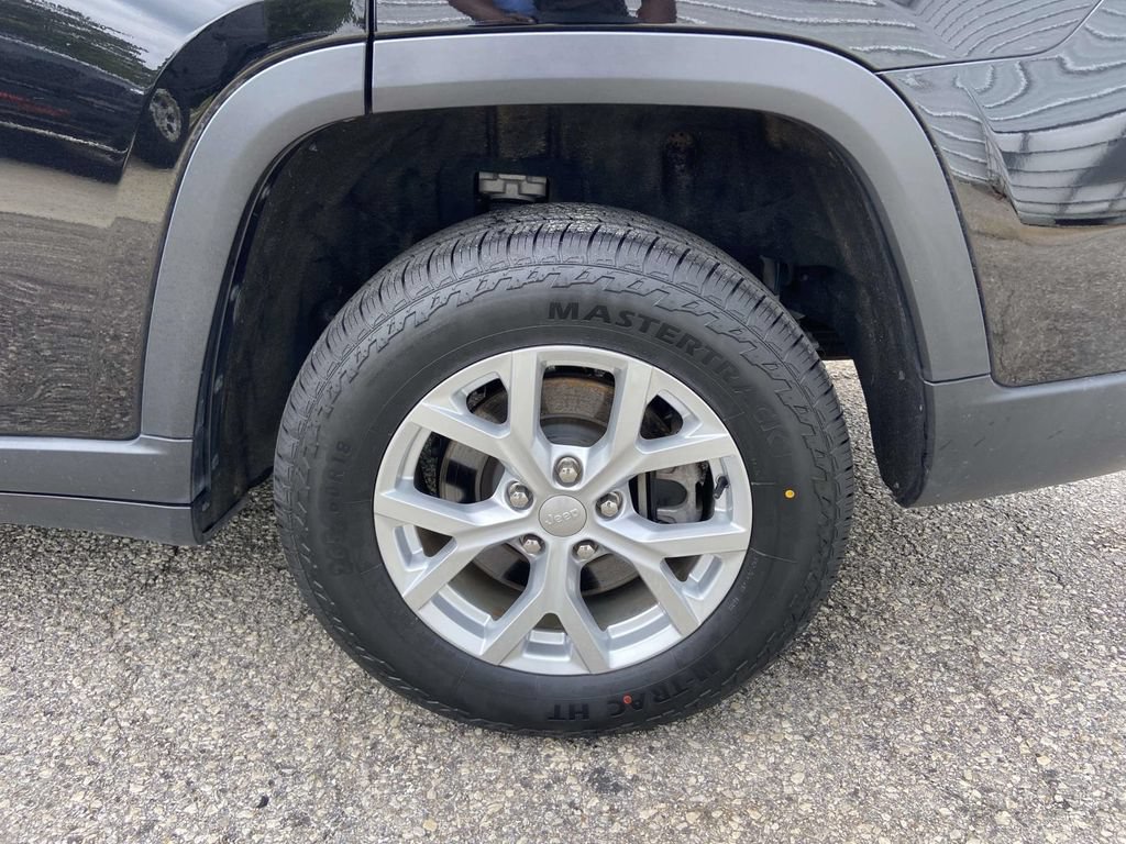 Used 2023 Jeep Grand Cherokee L Limited RWD image 9