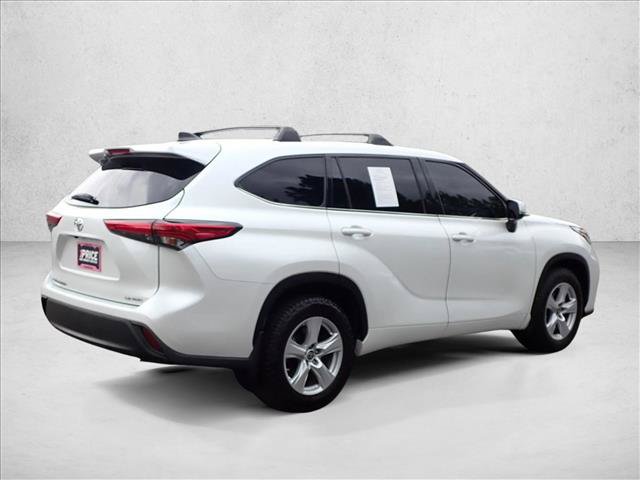 Used 2022 Toyota Highlander LE AWD/4WD image 4