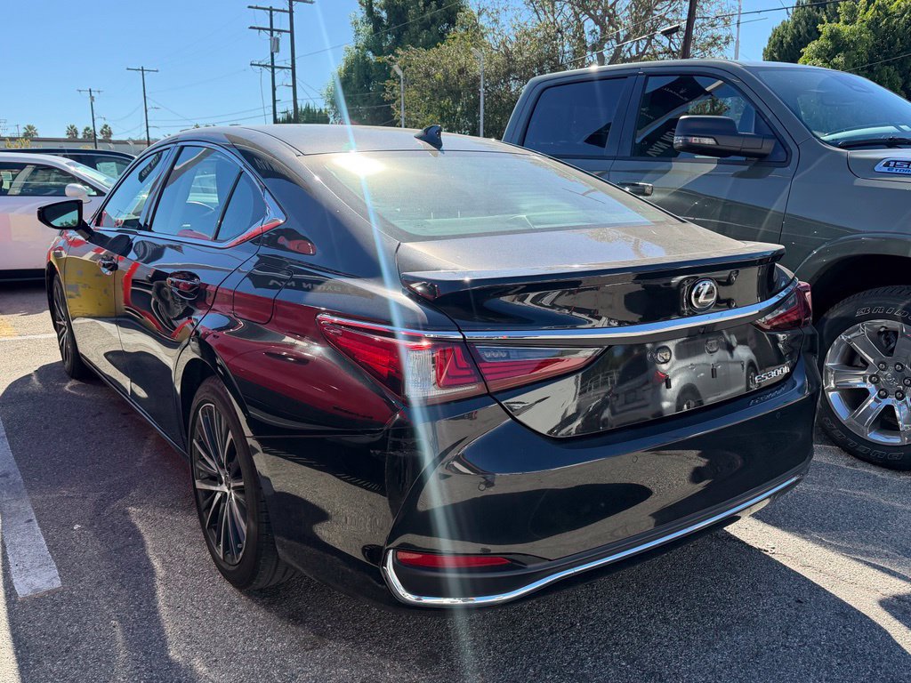 Used 2025 Lexus ES 300h w/ Premium Package FWD image 2