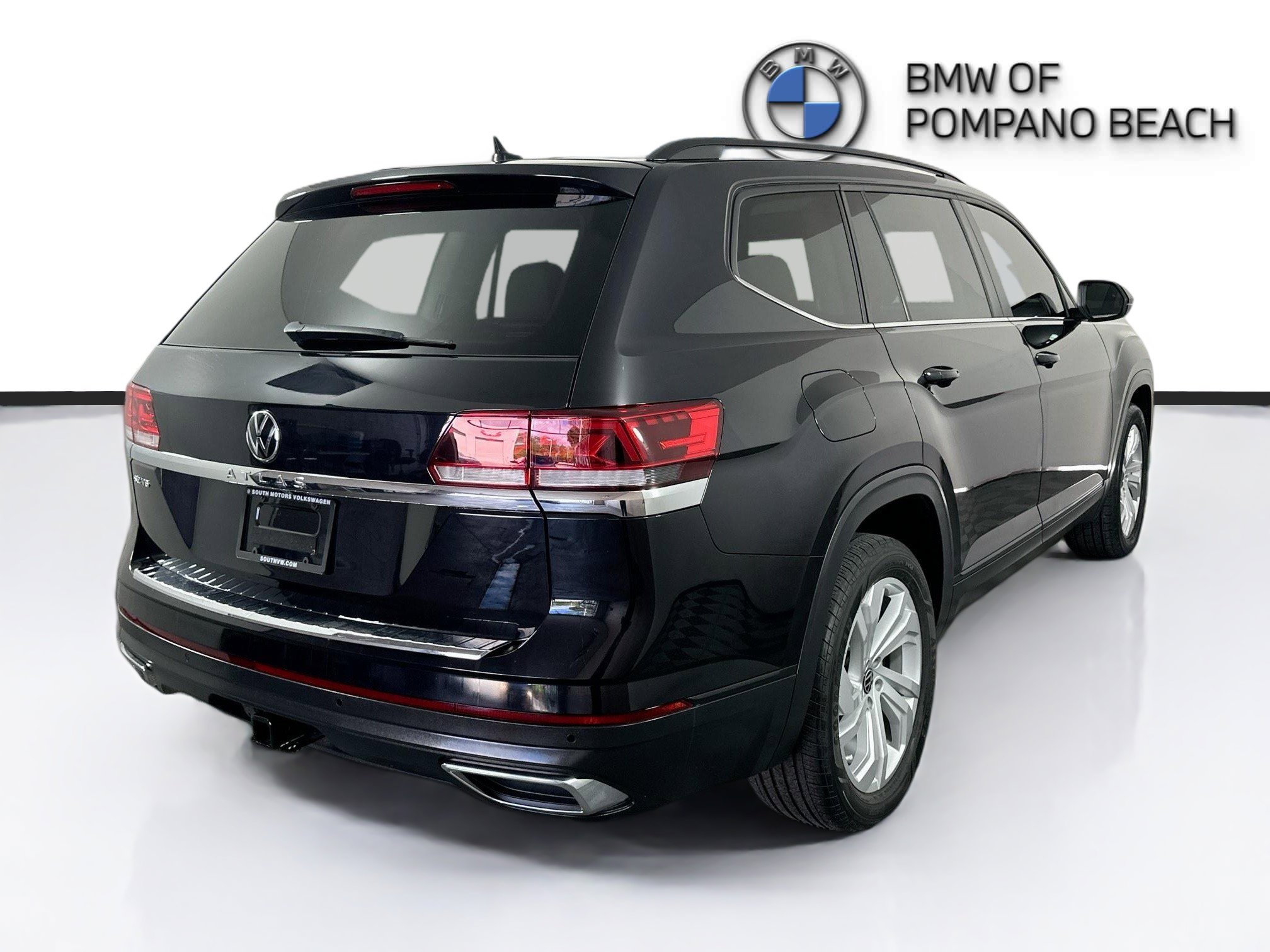 Used 2023 Volkswagen Atlas SE w/ Panoramic Sunroof Package image 4