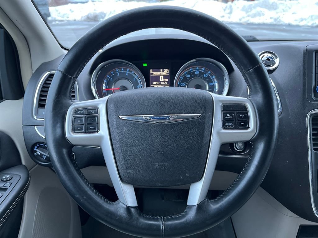 Used 2016 Chrysler Town & Country Touring w/ Driver Convenience Group image 14