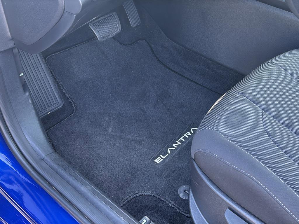 Certified 2025 Hyundai Elantra SE FWD image 17