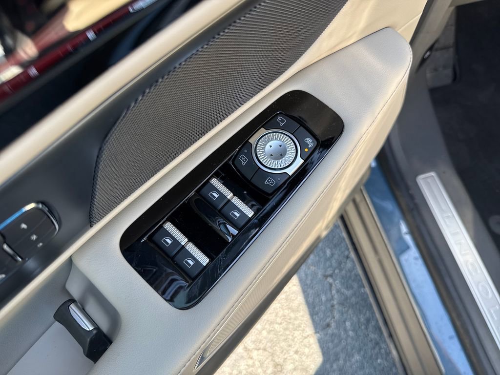 Used 2025 Lincoln Nautilus Premier AWD/4WD image 8