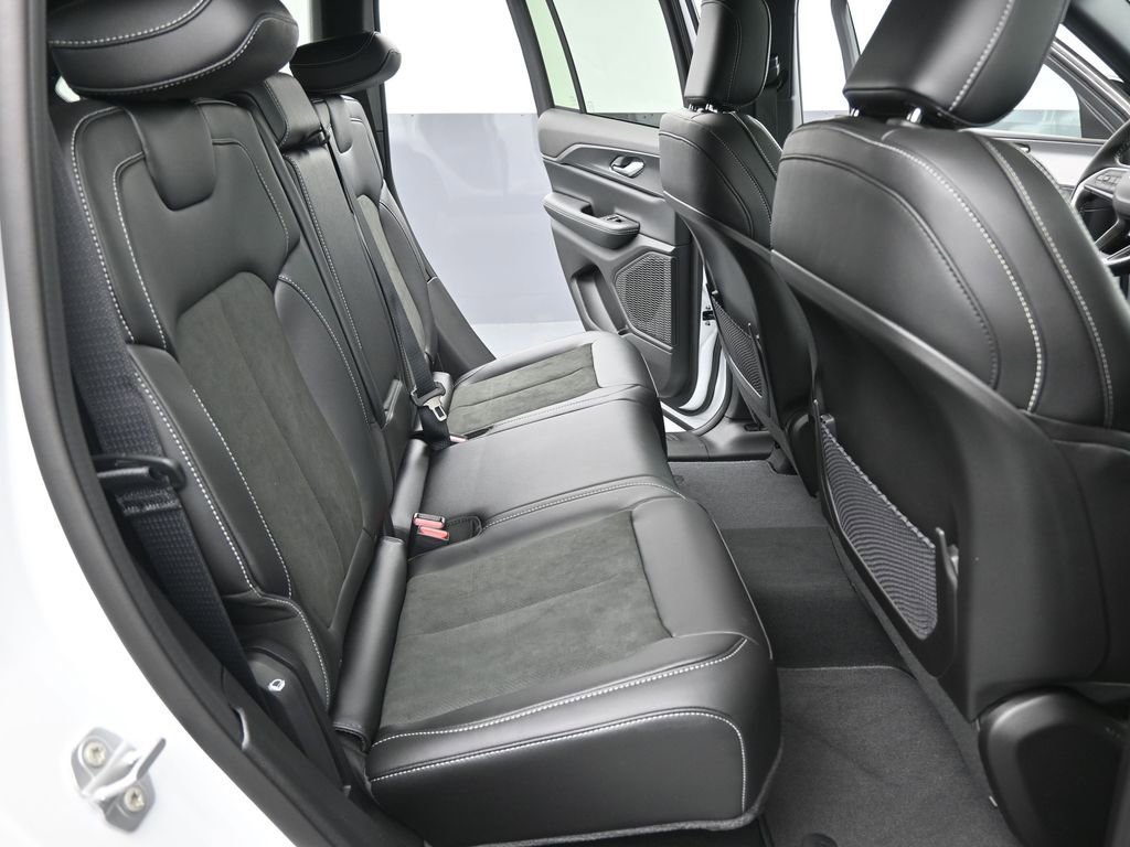 New 2025 Jeep Grand Cherokee Altitude image 29