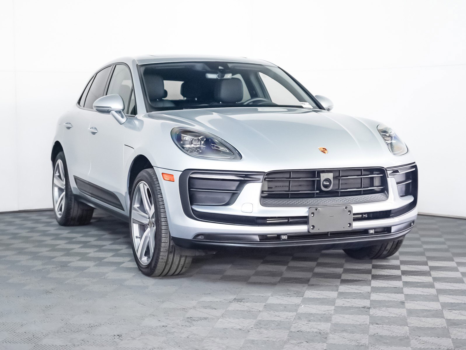 Certified 2025 Porsche Macan image 8