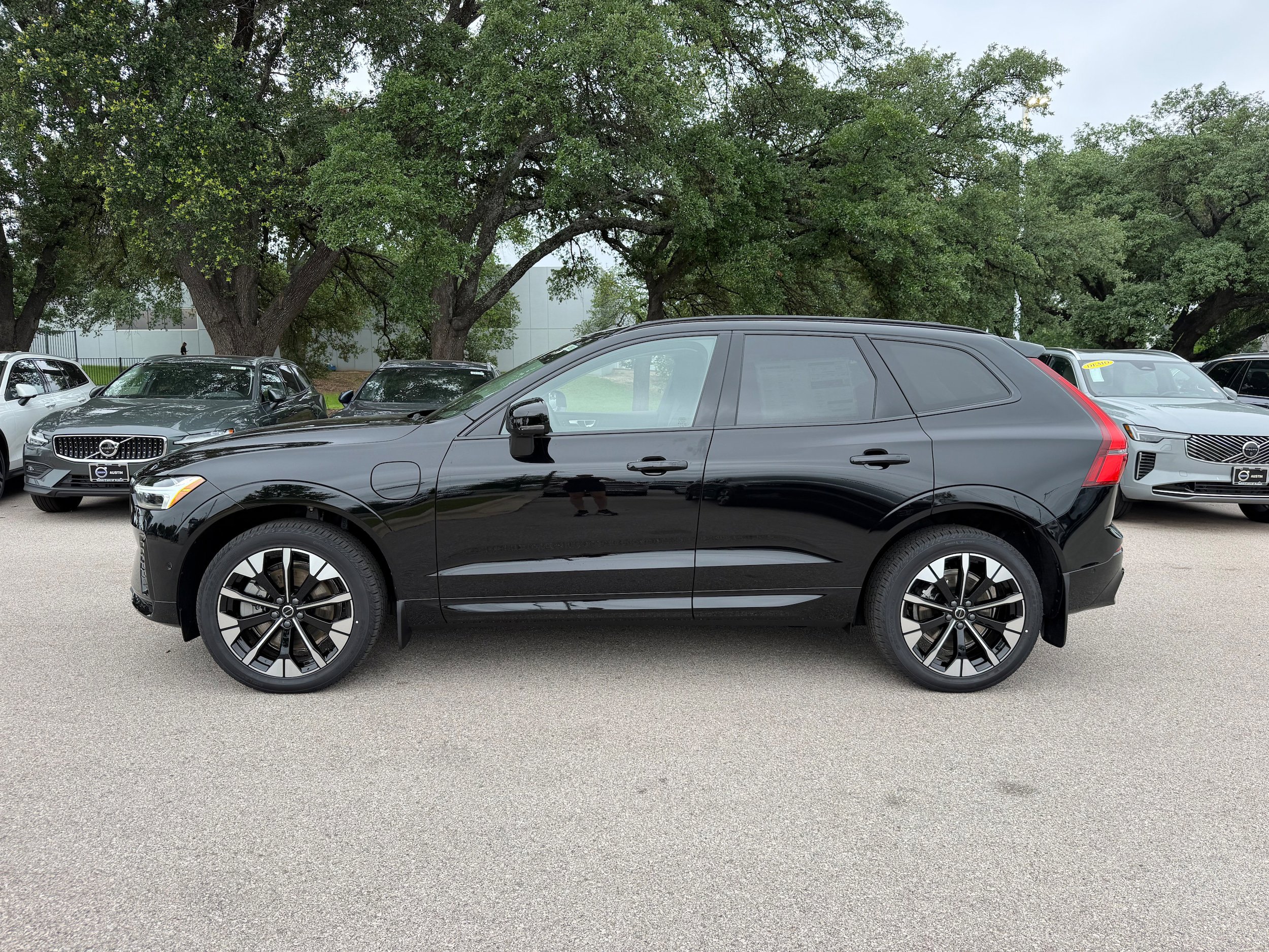 New 2026 Volvo XC60 T8 Plus w/ Climate Package AWD/4WD image 3