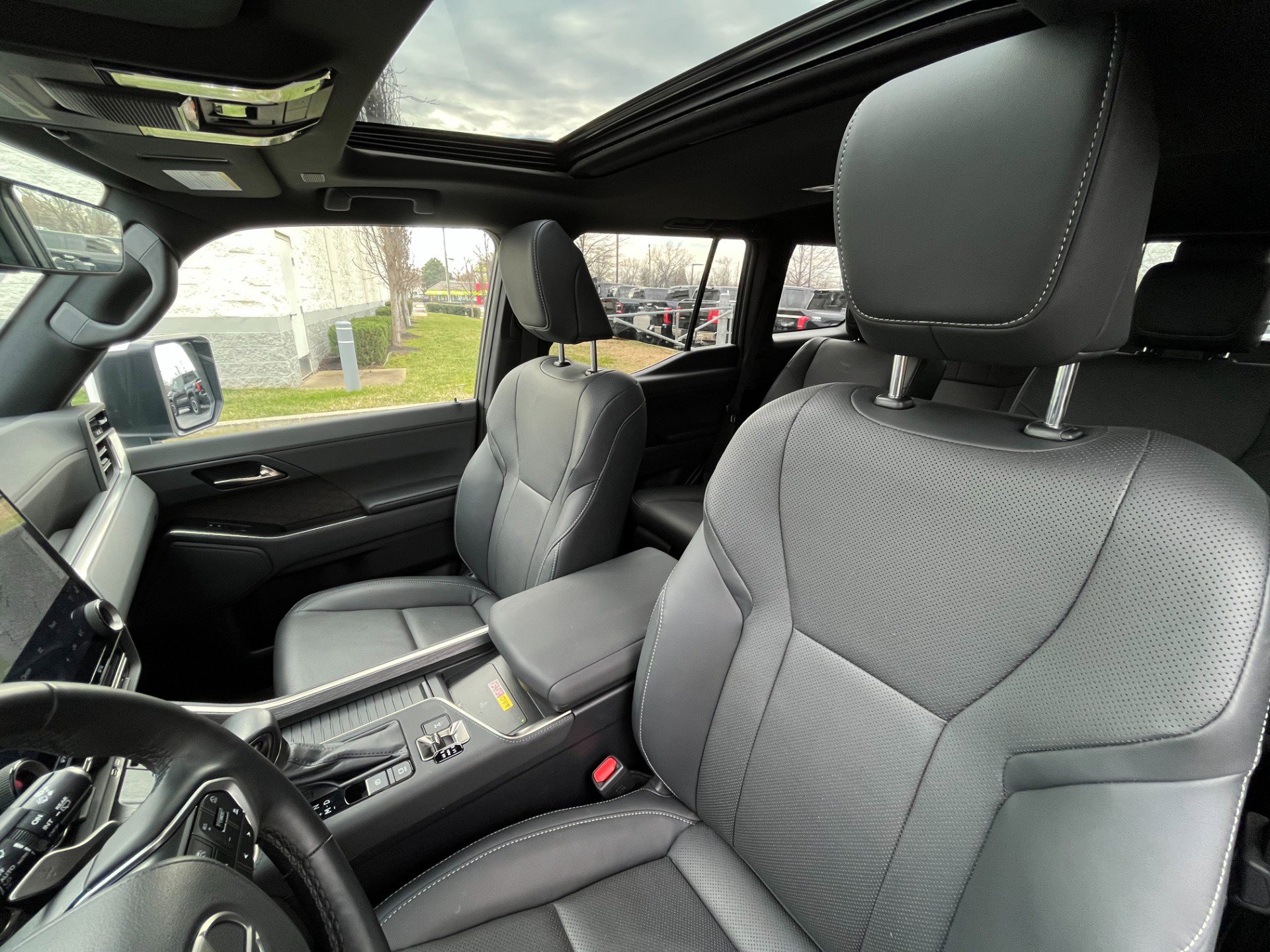 Used 2024 Lexus GX 550 w/ Accessory Package (Z1) image 25