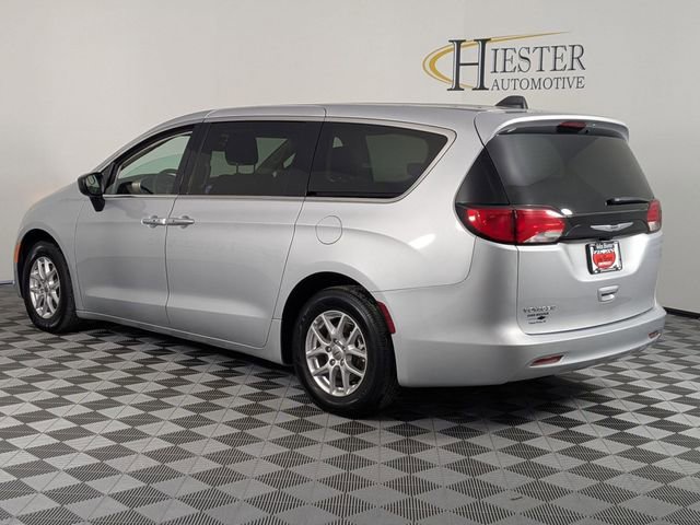 Used 2024 Chrysler Voyager LX image 5