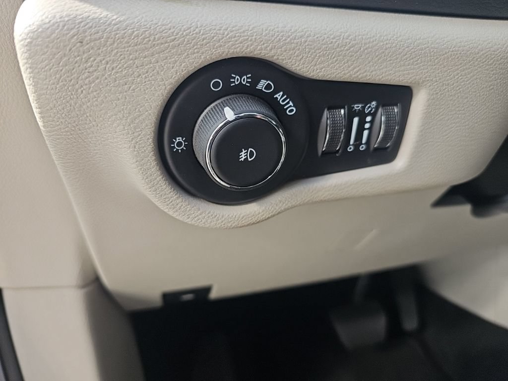 Used 2021 Chrysler Pacifica Touring FWD image 14