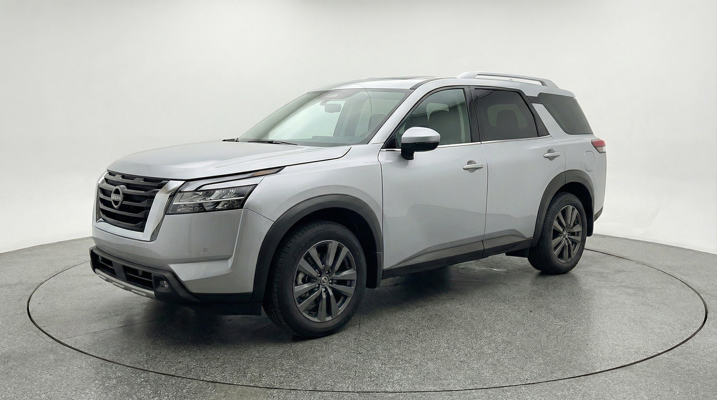 Used 2025 Nissan Pathfinder SV image 3