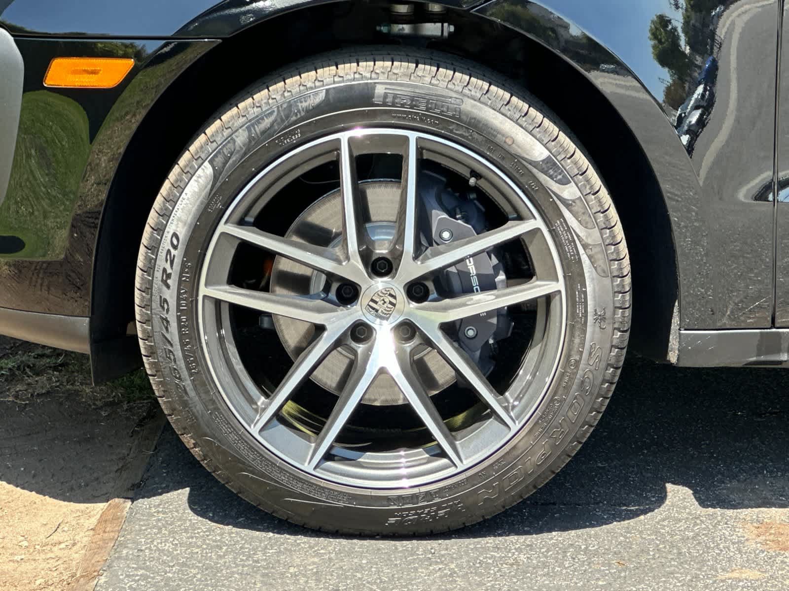 Certified 2025 Porsche Macan AWD/4WD image 30