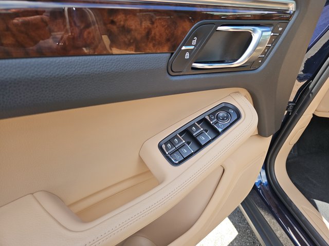 Certified 2023 Porsche Macan AWD/4WD image 26